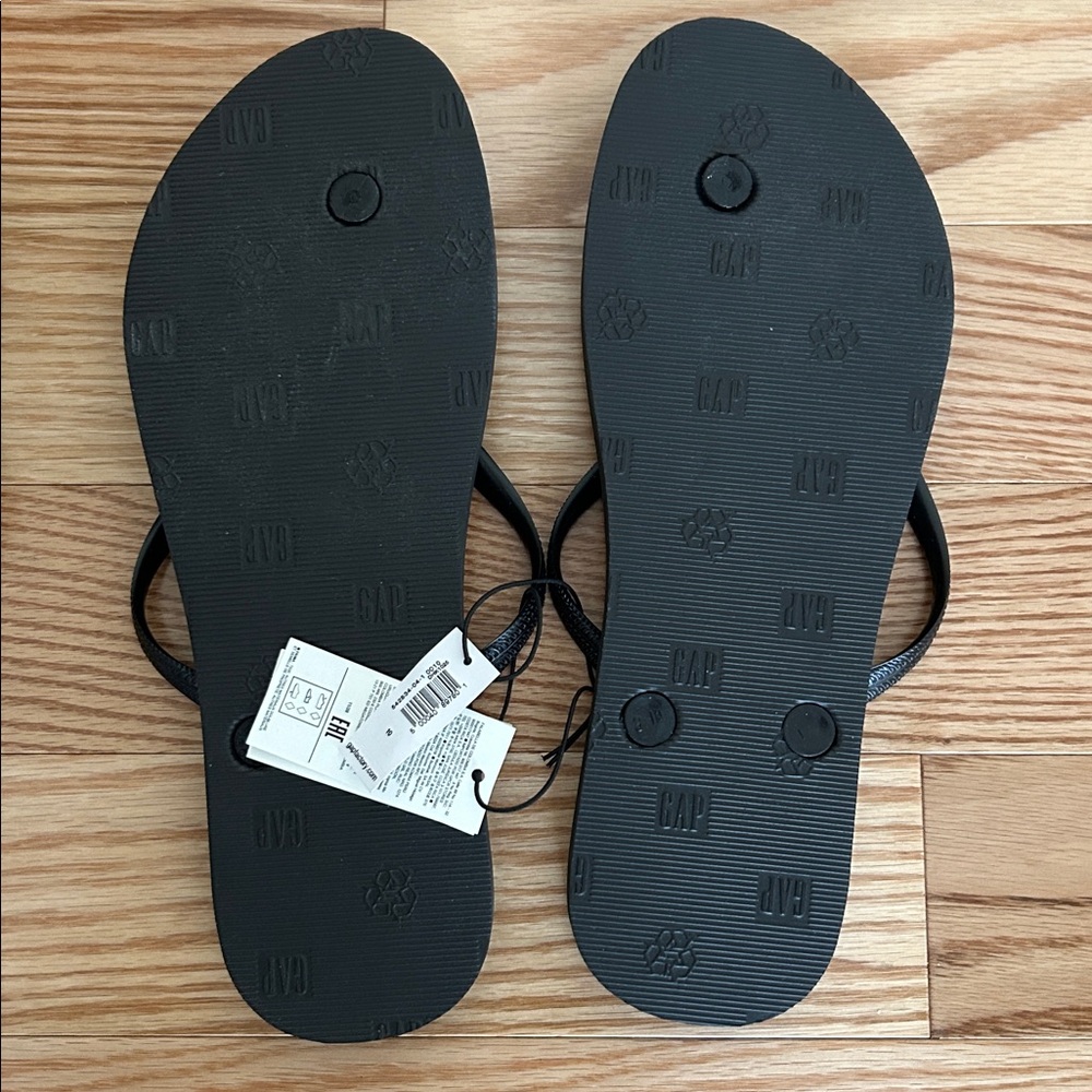 GAP Camouflage and Black Flip Flops - Picture 4 of 14